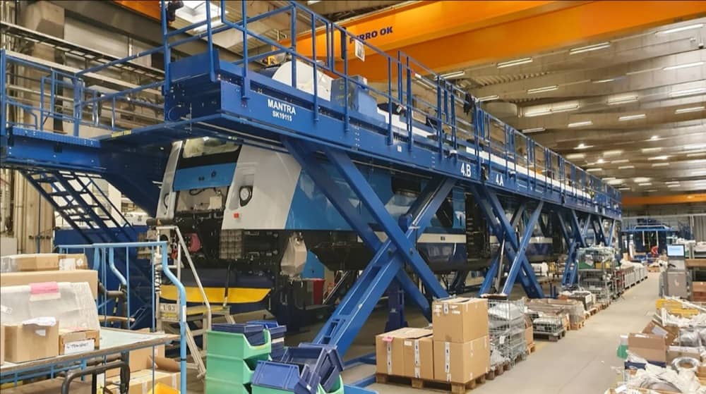 Modrá ocelová konstrukce velké výrobní linky v továrně.